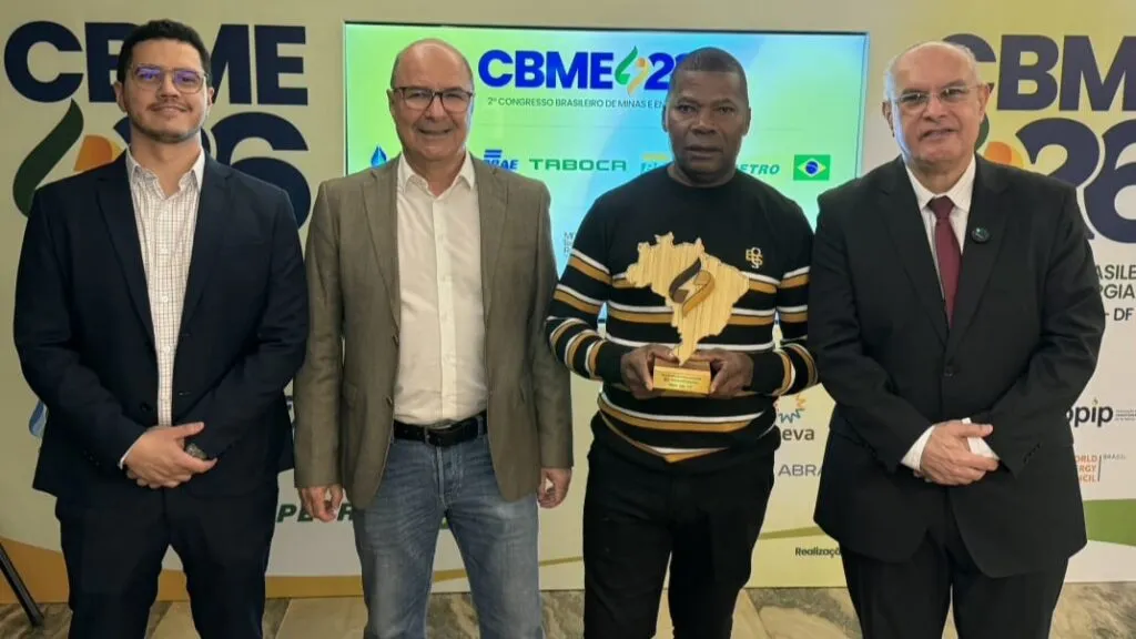 Representantes do Projeto Raízes Solares recebendo prêmio no 2º Congresso Brasileiro de Minas e Energia (CBME 26), em Brasília